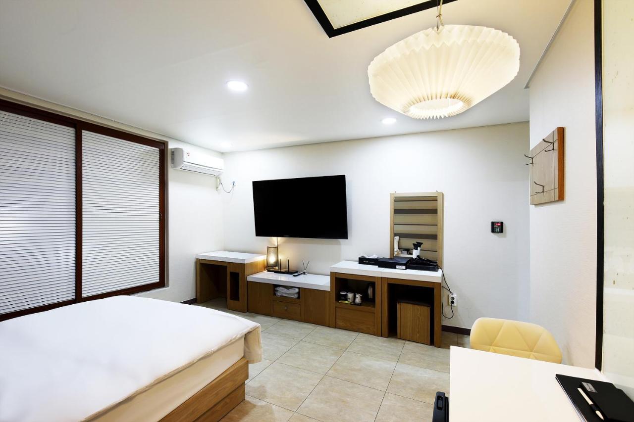 White Tourist Hotel Jeonju Exterior foto