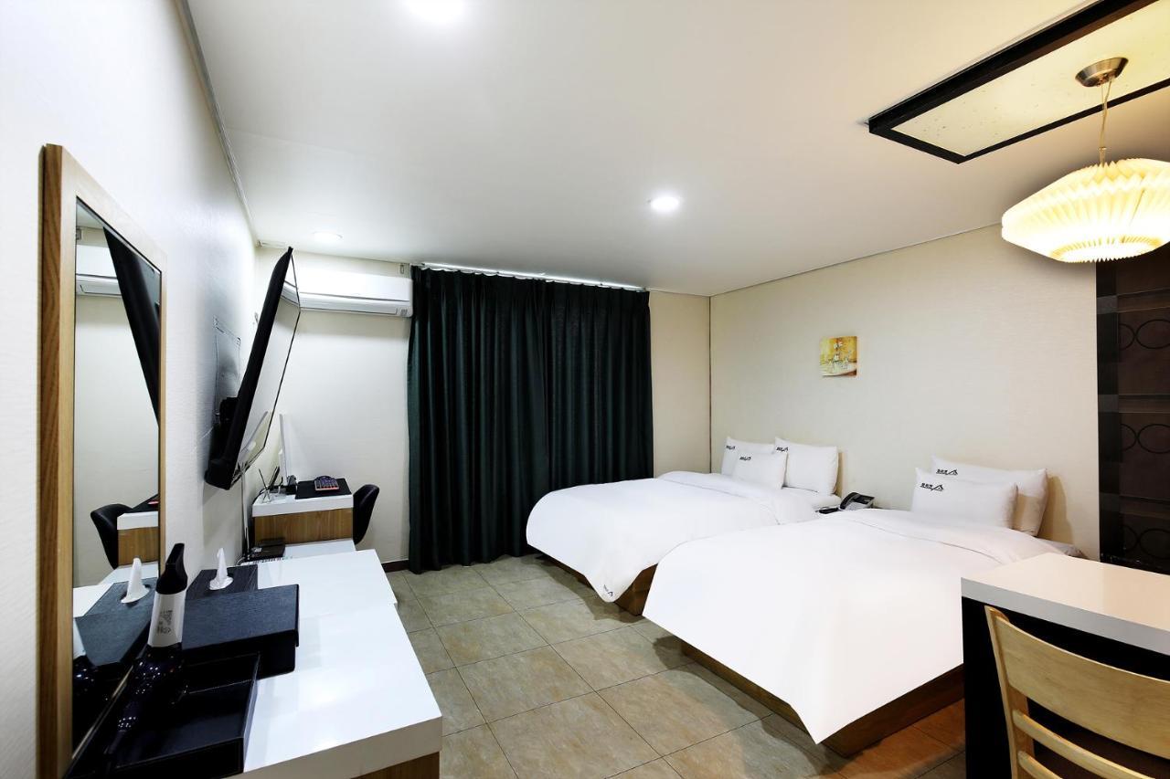 White Tourist Hotel Jeonju Exterior foto