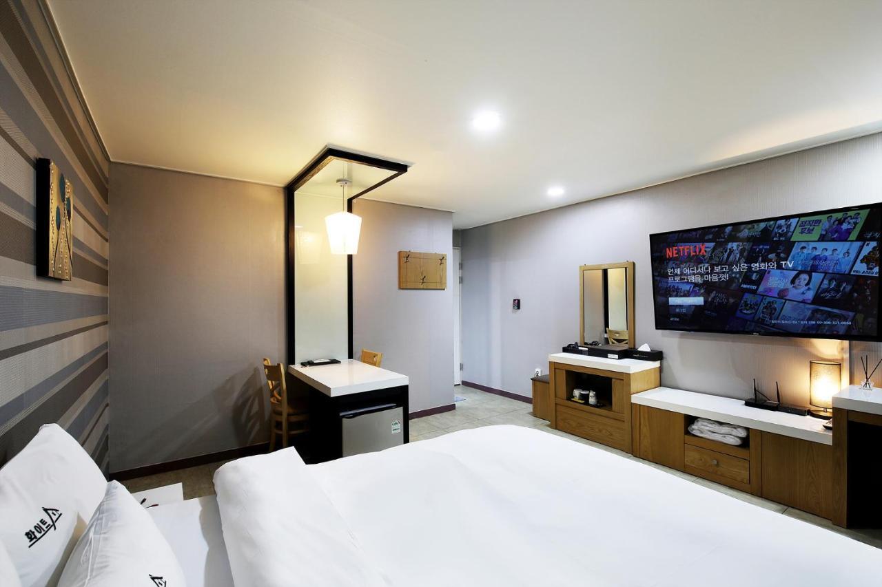 White Tourist Hotel Jeonju Exterior foto