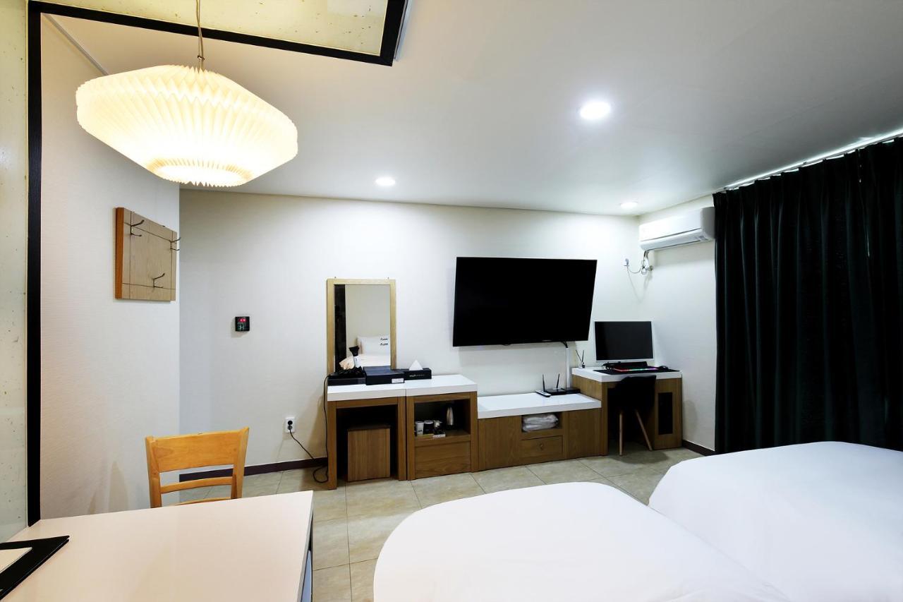 White Tourist Hotel Jeonju Exterior foto