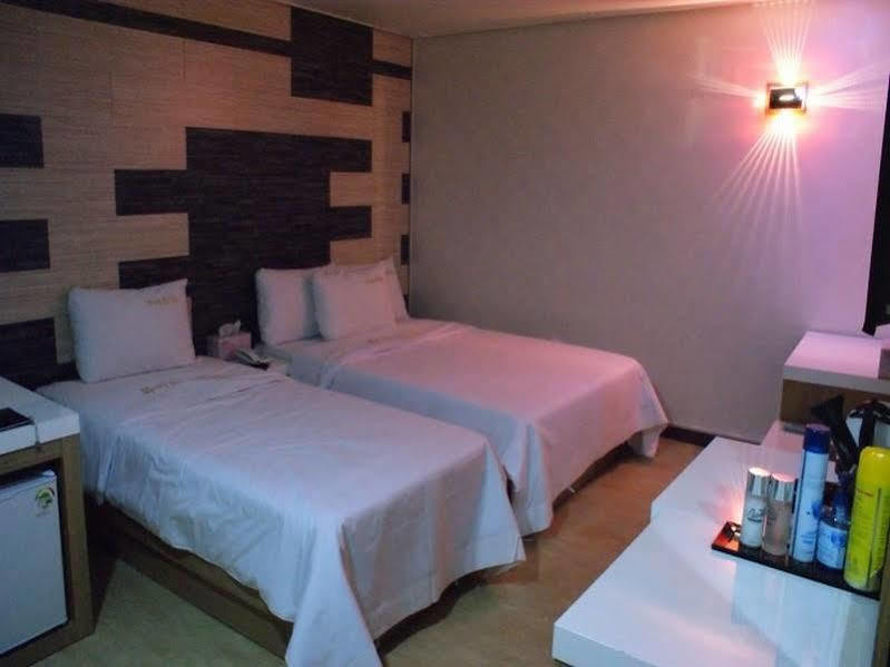 White Tourist Hotel Jeonju Exterior foto